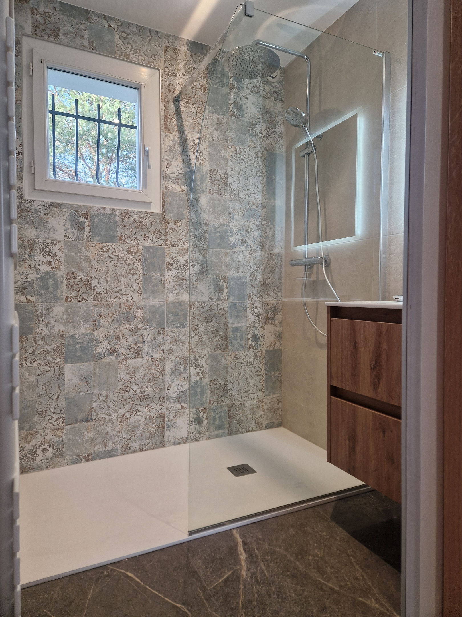 Salle de bain moderne avec douche